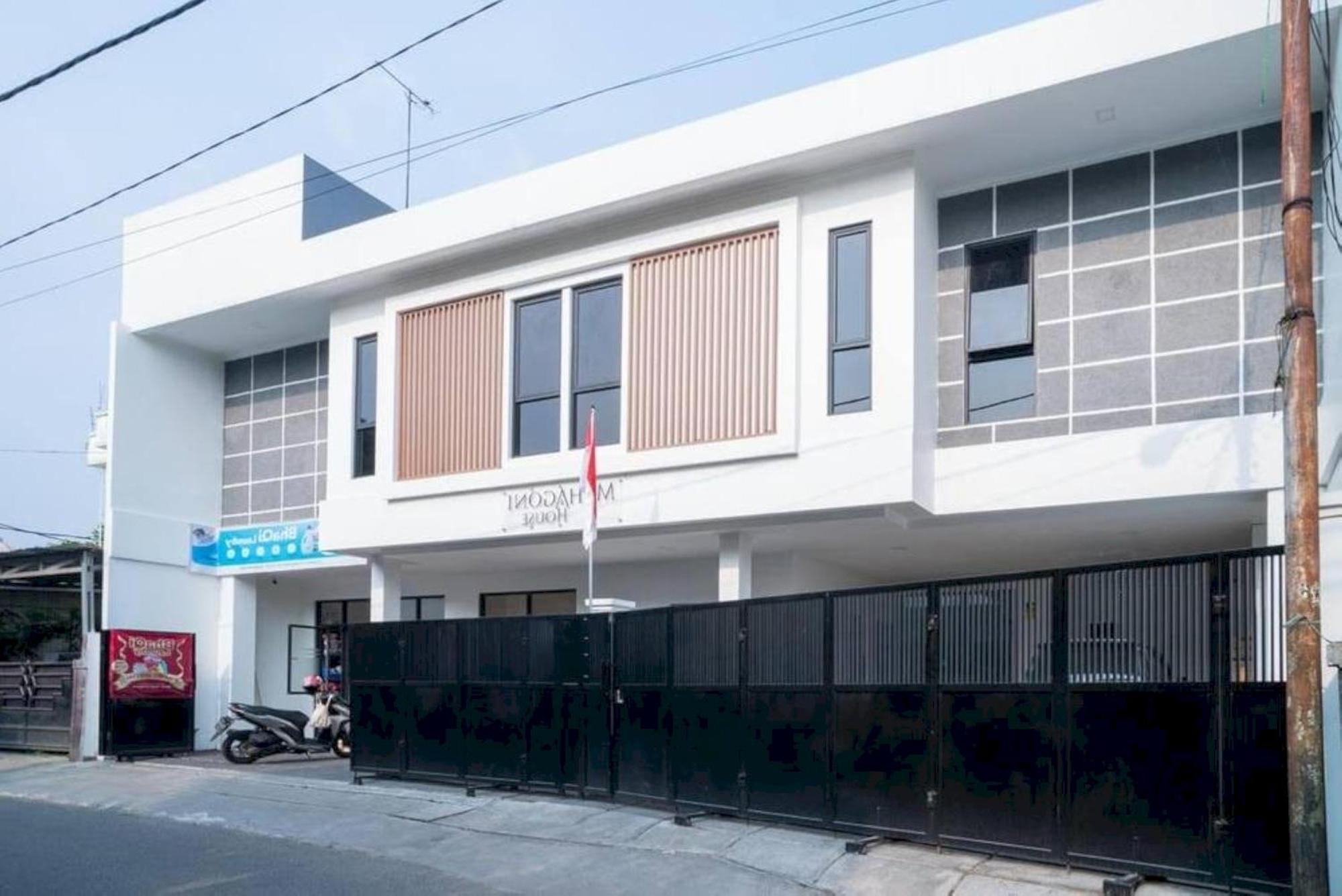 Oyo 94143 Mahagoni House Syariah Hotel 2*