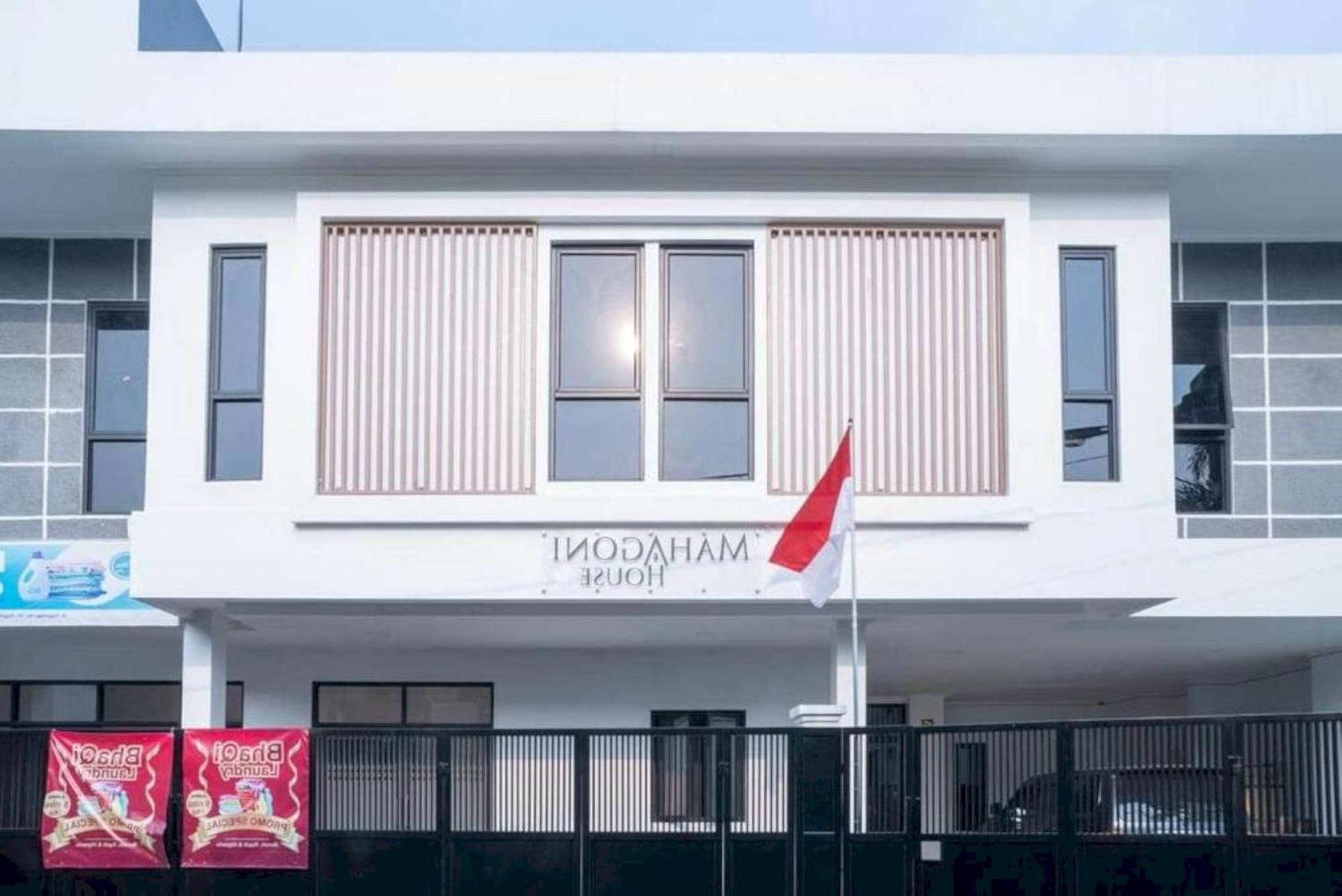 Oyo 94143 Mahagoni House Syariah Hotel
