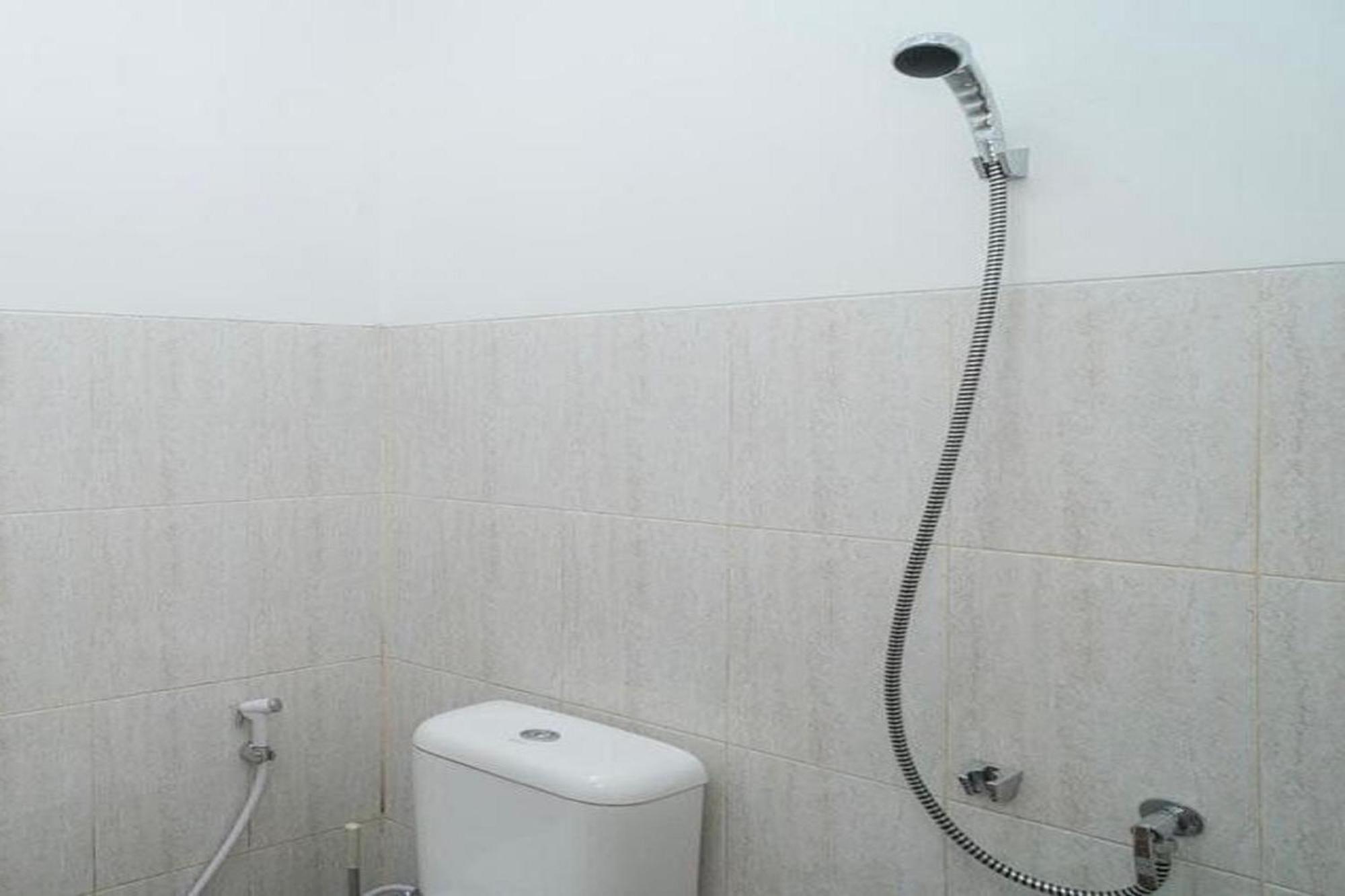 Oyo 94143 Mahagoni House Syariah Hotel 2*