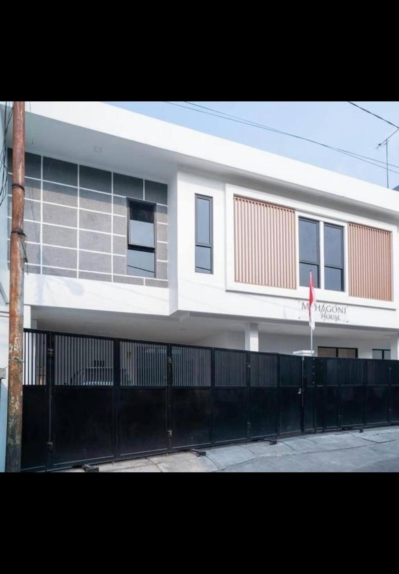 Oyo 94143 Mahagoni House Syariah Hotel 2*